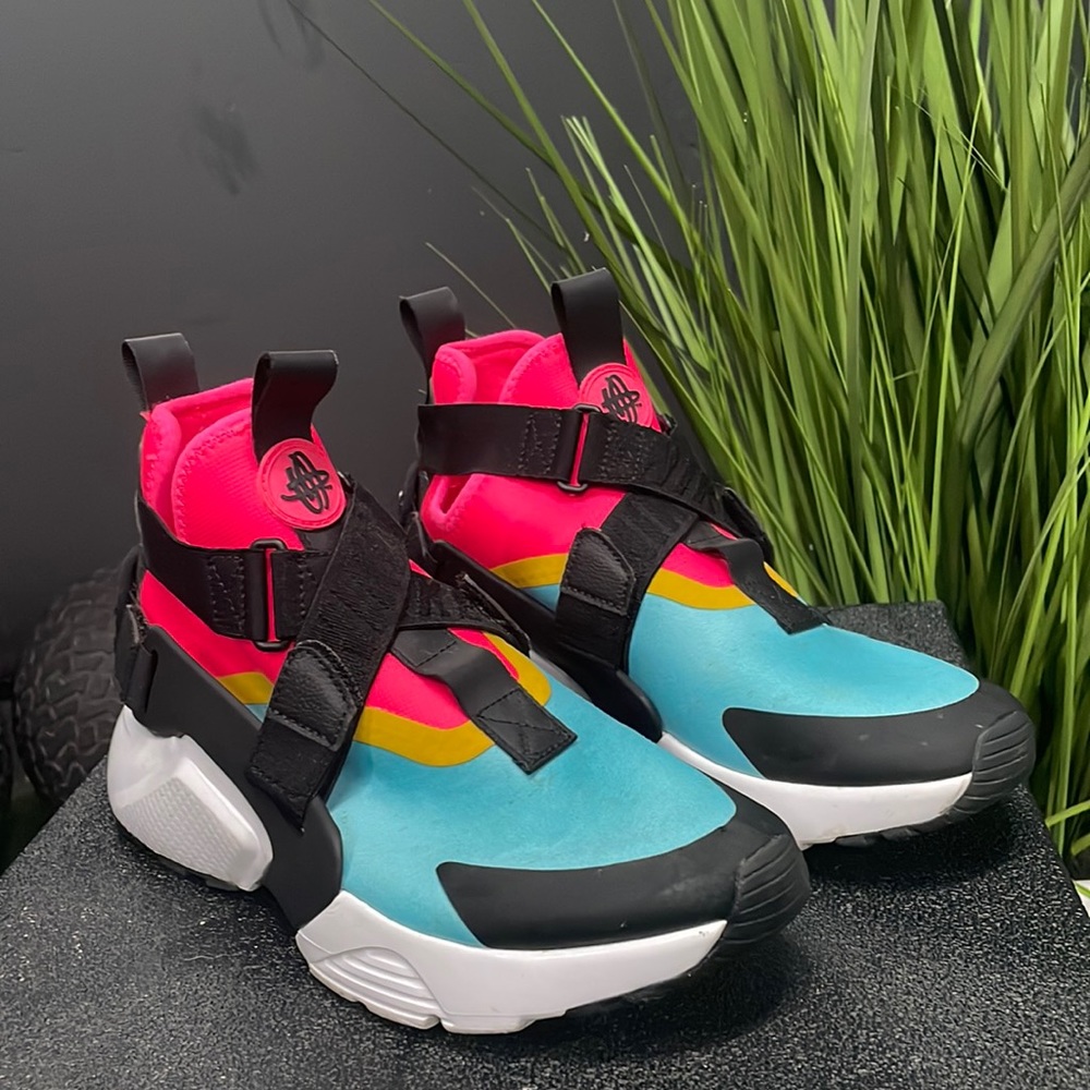 Size 8 huaraches. Worn ones to an outside event. Like New condition